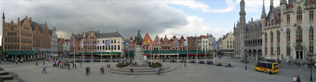 Stitched Panorama of Markt Square, Bruges By Cavalier JY (Photos personnelles) via Wikimedia Commons