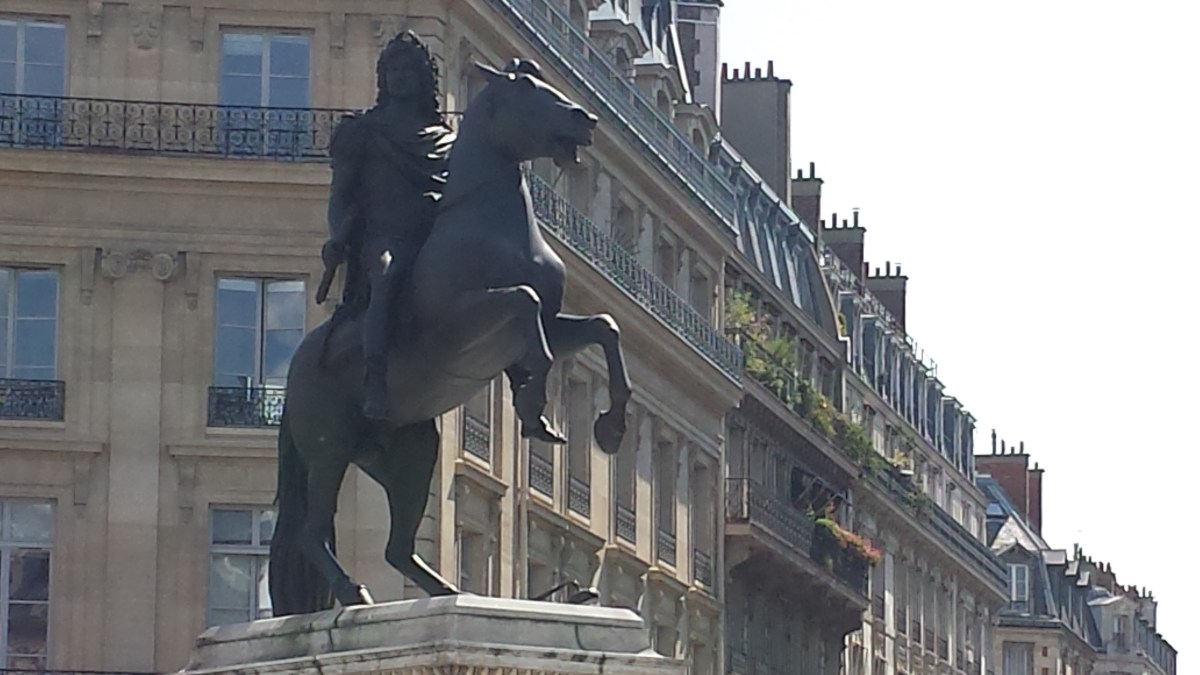 Bronze statue, Place des Victoires